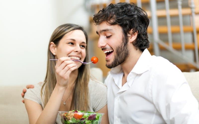 muškarac i žena jedu salatu