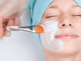 nanošenje maske na lice