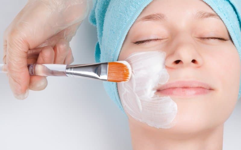 nanošenje maske na lice