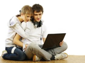 ljubavni par i laptop