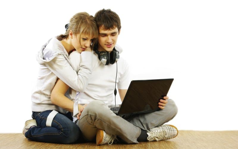 ljubavni par i laptop
