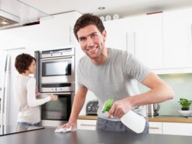 muškarac čisti kuhinju