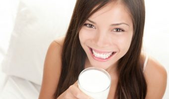 žena pije mlijeko