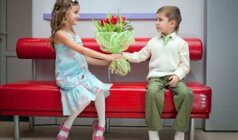 djevojčica i dječak s cvijećem
