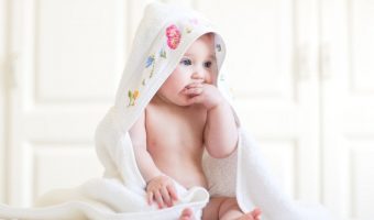 mala beba u ručniku