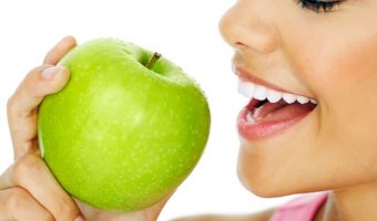 žena jede jabuku
