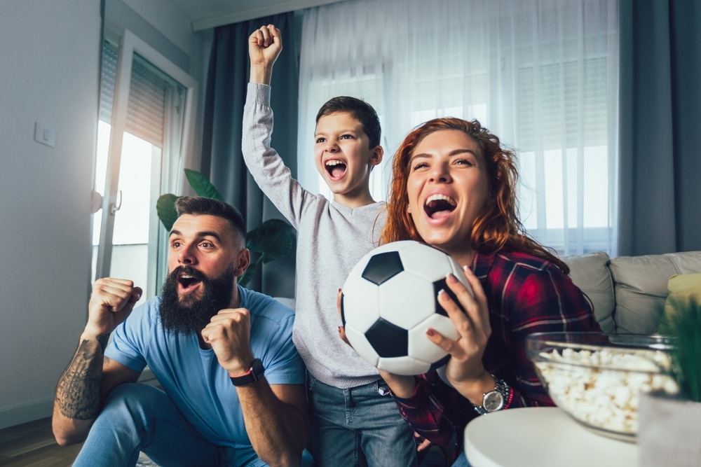 obitelj gleda nogomet uživo i navija