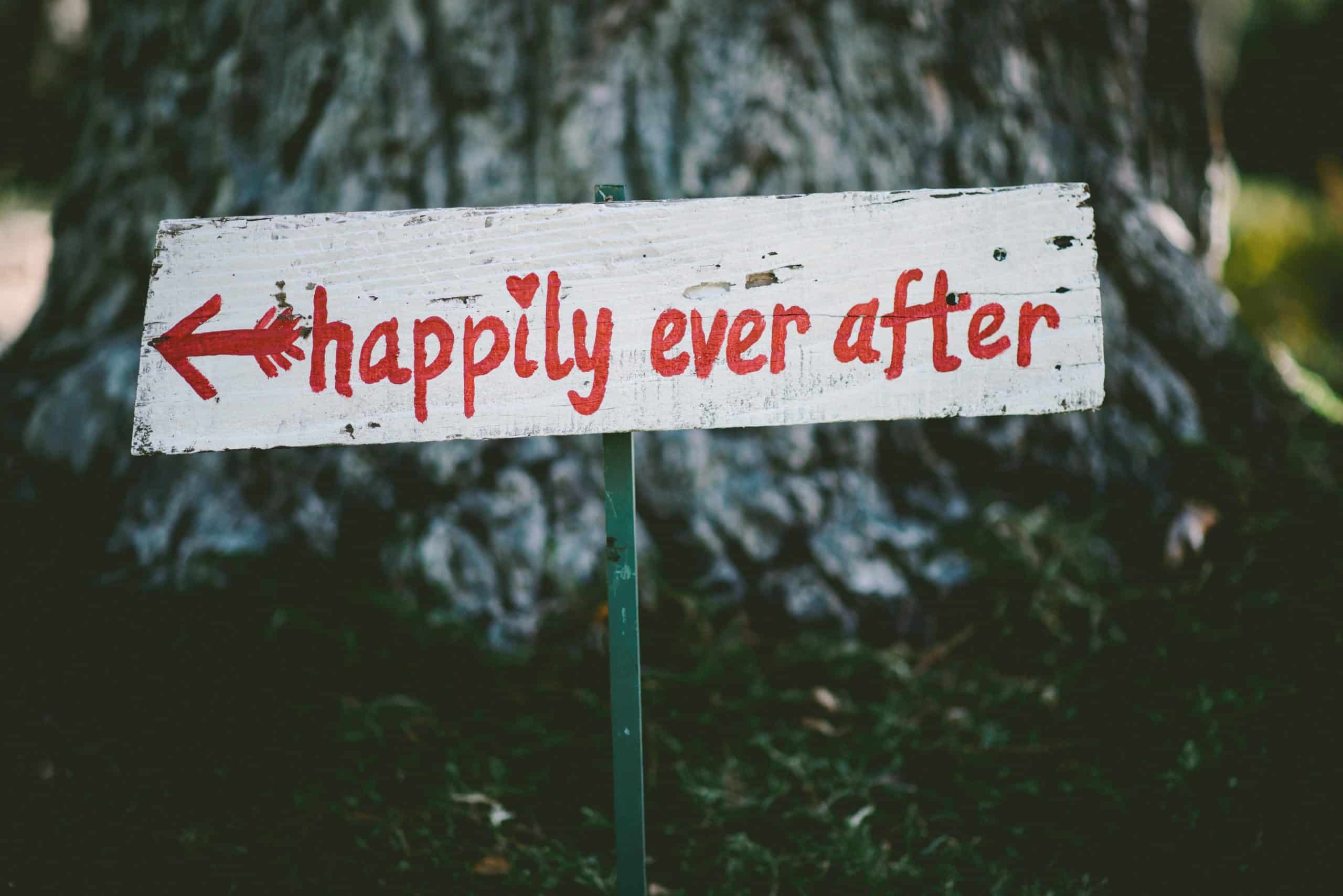 bijeli znak na kojem crvenim slovima piše "happily ever after"