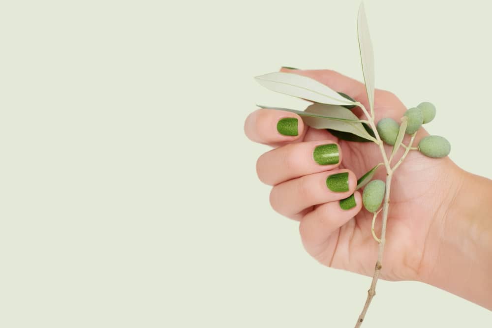 Maslinasto zeleni lak za nokte je savršena nijansa za jesenske i zimske mjesece