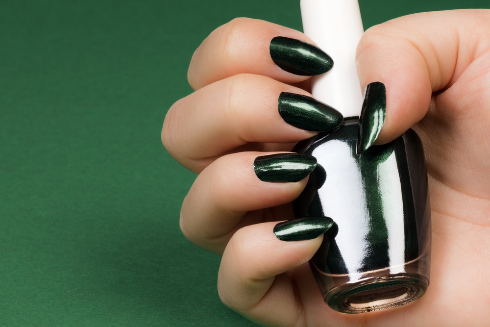 smaragdno zeleni lak za nokte je hrabar izbor za žene