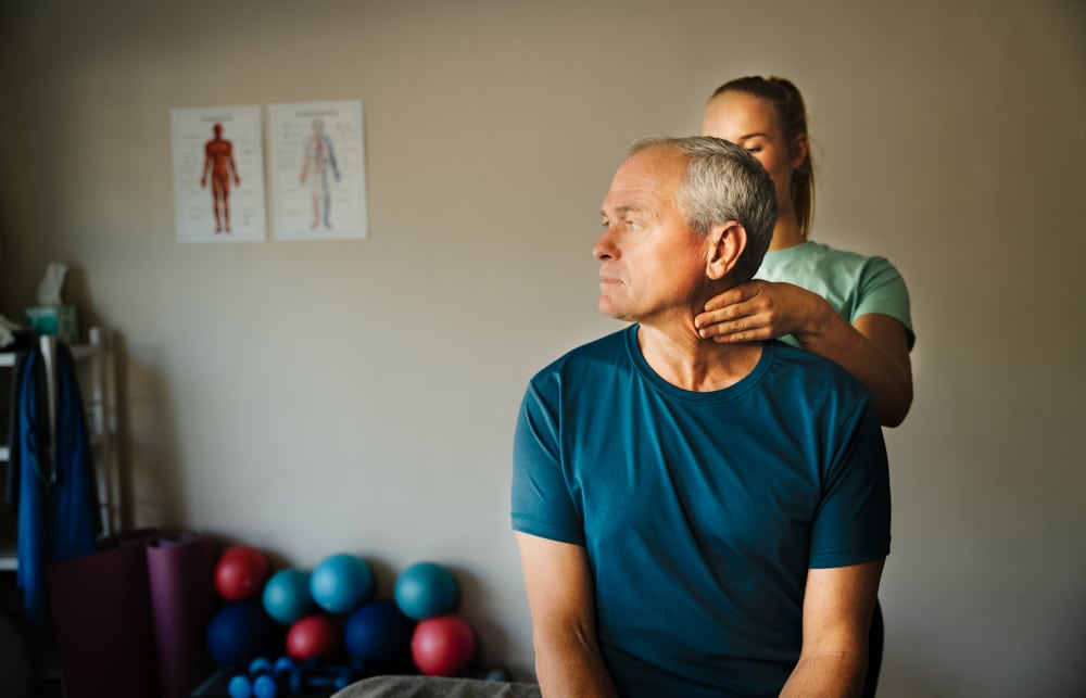 fizikalna terapija je najpopularnija metoda za uklještenje živca u leđima
